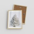 Plakat w ramie 30x40 - Zimowa Poezja w Ośnieżonym Drzewie - ośnieżone drzewo, zima - rama drewno
