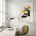 Plakat w ramie 40x50 - Elegancja w Szkicu: Stopa w Bucie na Obcasie - grafika, czarny szkic - rama drewno