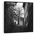Obraz w ramie 50x50 - Ukryta Uliczka - czarno białe zdjęcie, schody - rama czarna
