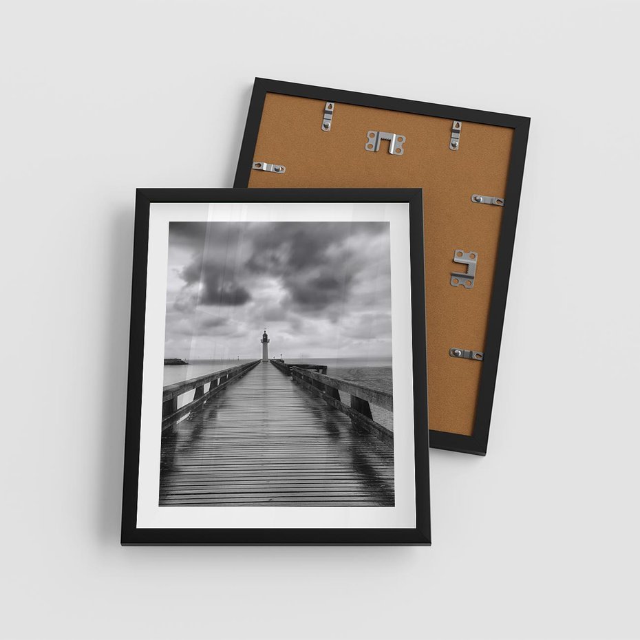 Plakat w ramie 40x50 - Romantyczny pomost z latarnią - pomost, latarnia - rama czarna