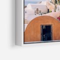 Obraz w ramie 80x80 - Błękit Morza i Białe Domki - Santorini, wyspa - rama biała