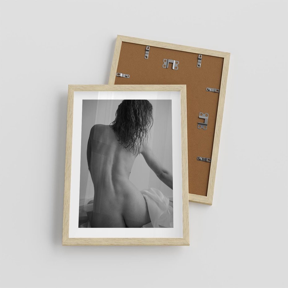 Plakat w ramie 30x40 - Piękno o Poranku - czarno biała fotografia, akt kobiecy - rama drewno