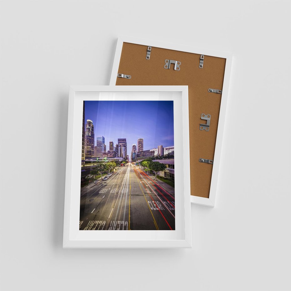 Plakat w ramie 30x40 - Światło nocnej ulicy - miasto, nocą - rama biała