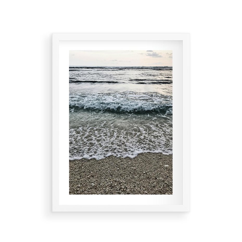 Plakat w ramie 30x40 - Spokojna Plaża - plaża, żwirek - rama biała