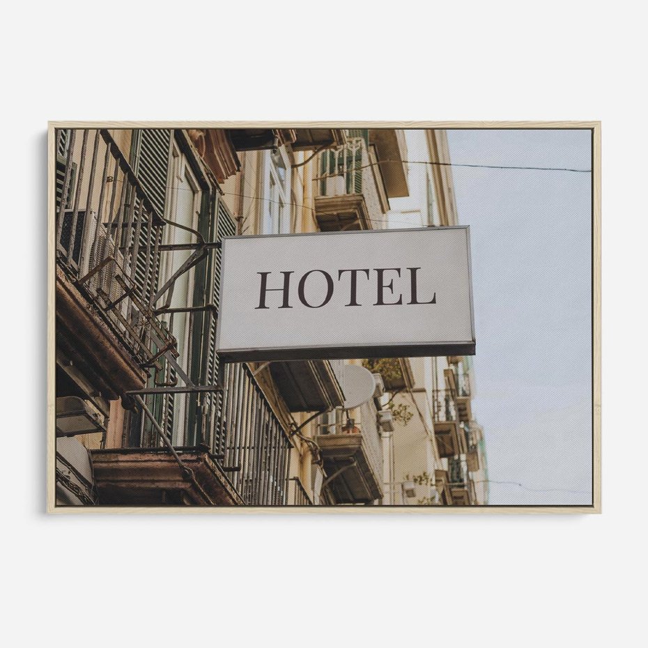 Obraz w ramie 100x70 - Magiczne Spacery - hotel, uliczka - rama drewno