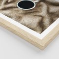 Plakat w ramie 30x40 - Filiżanka Kawy na Brązowym Kocu - kawa, czarna kawa - rama drewno