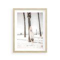 Plakat w ramie 30x40 - Plażowy Relaks - deska surfingowa, oparta o palmę - rama drewno