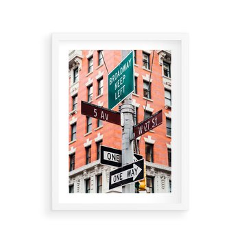 Plakat w ramie 50x70 - Namiastka wielkiego miasta - Nowy Jork, drogowskaz - rama biała