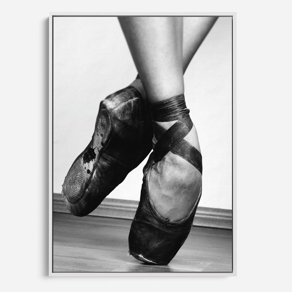 Obraz w ramie 80x120 - Taniec Zmysłów - artystyczne zdjęcie, odcienie szarości - rama biała