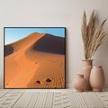 Obraz w ramie 50x50 - Piasek pustyni wędruje - pustynia, piasek - rama czarna