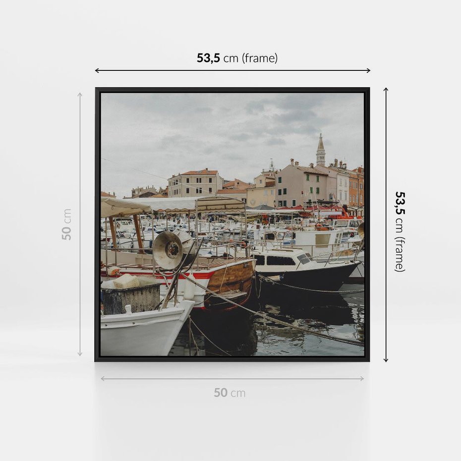 Obraz w ramie 50x50 - Malowniczy Krajobraz Morski - morze, łódki - rama czarna