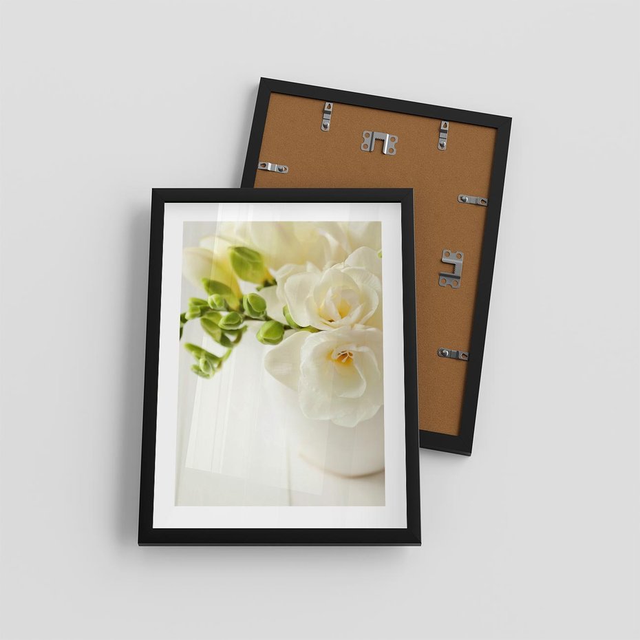 Plakat w ramie 30x40 - Subtelność białych frezji - frezja, białe - rama czarna