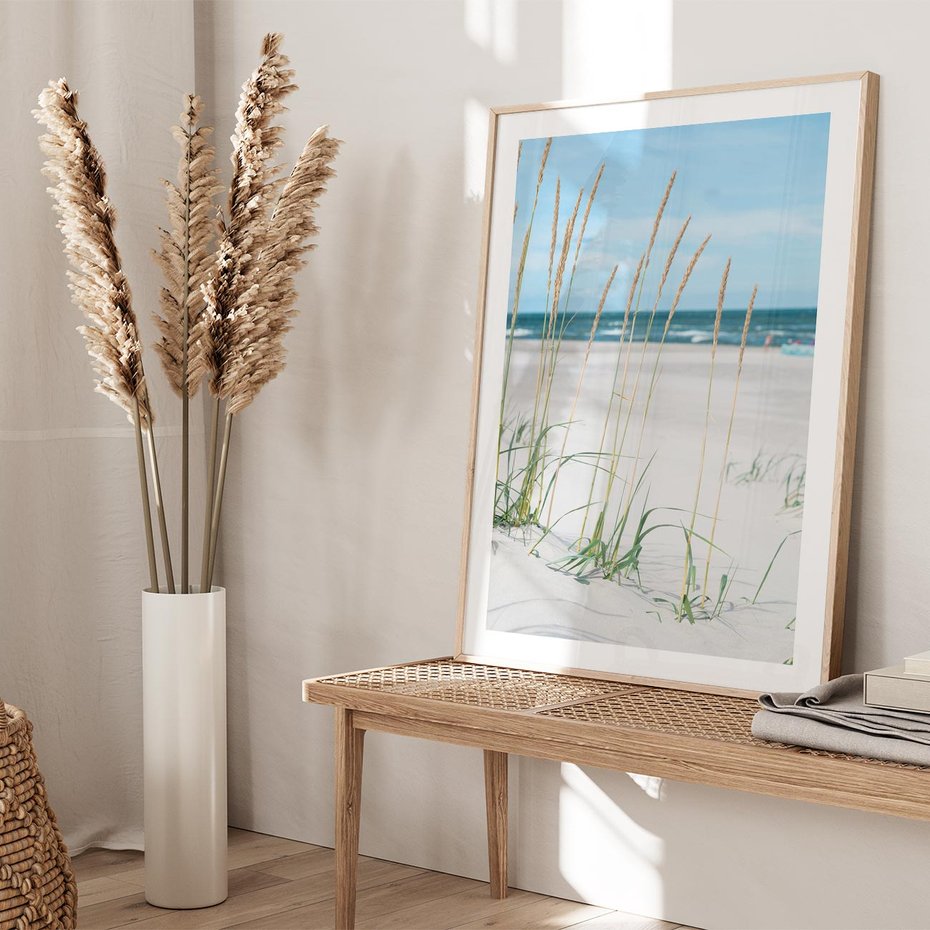 Plakat w ramie 40x50 - Przytulna Śródziemnomorska Trawa - plaża, trawy - rama drewno