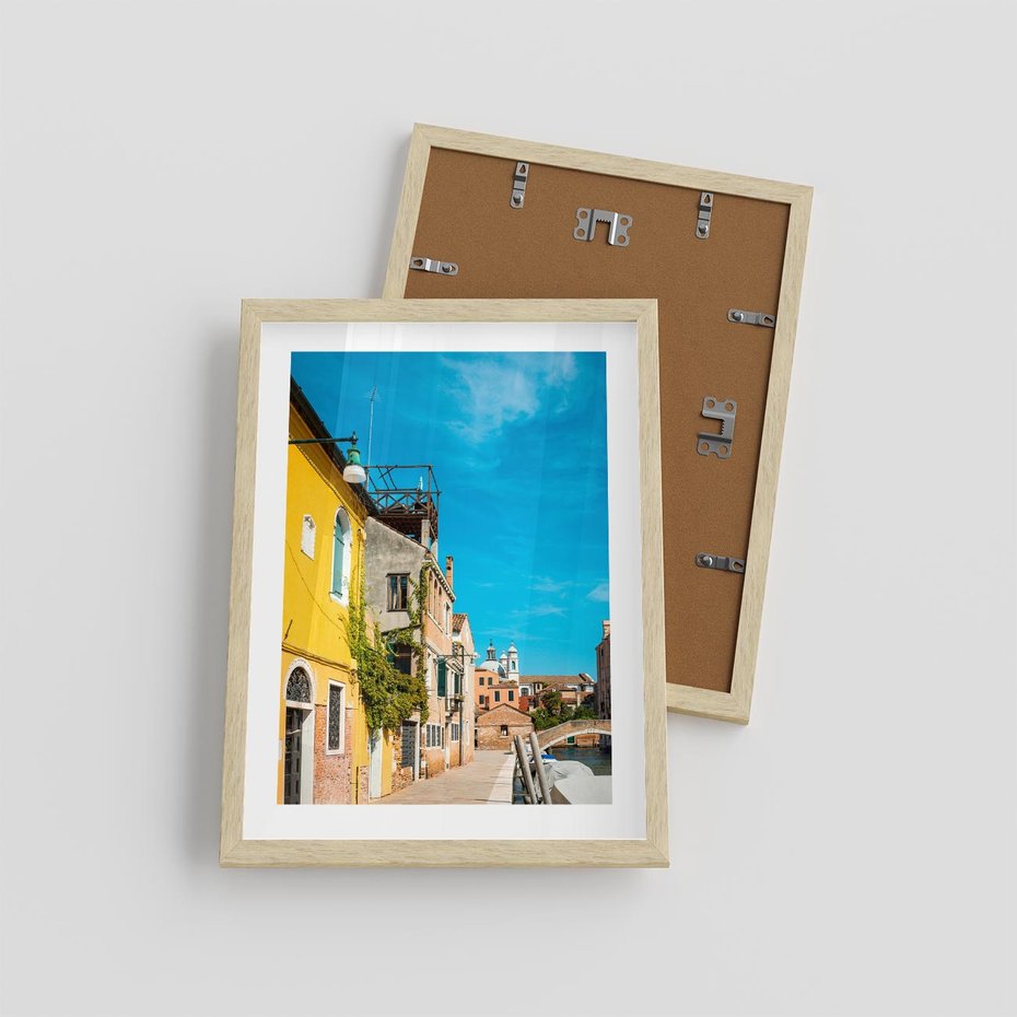 Plakat w ramie 30x40 - Przechadzka w Sercu Miasta - uliczka, perspektywa - rama drewno