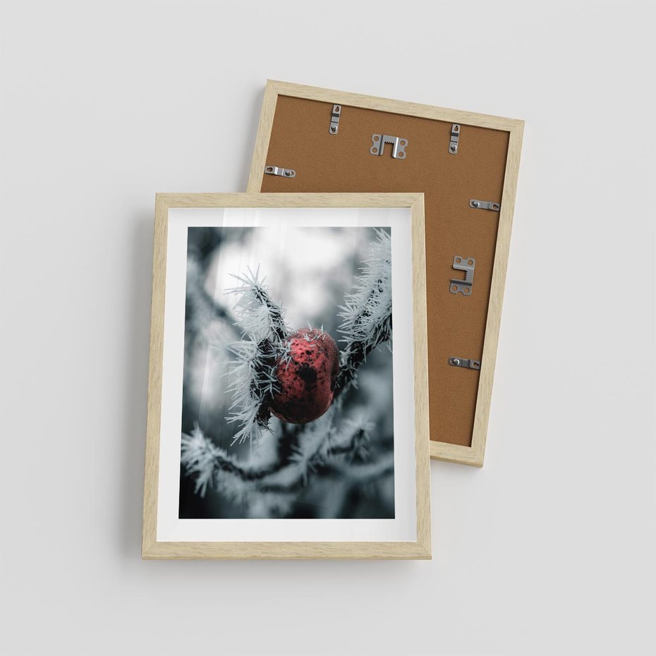 Plakat w ramie 30x40 - Chwila Zimowego Uroku - zima, ośnieżona gałązka - rama drewno