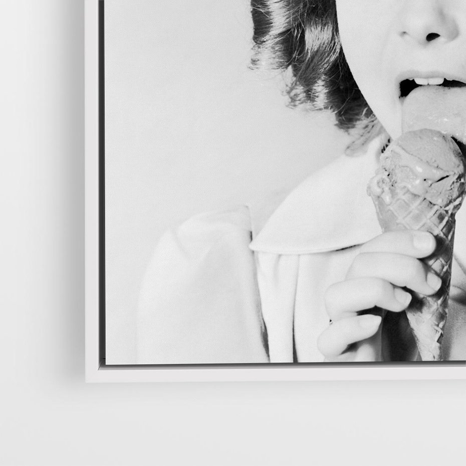 Obraz w ramie 80x80 - Pyszny Deser - retro zdjęcie, czarno białe - rama biała