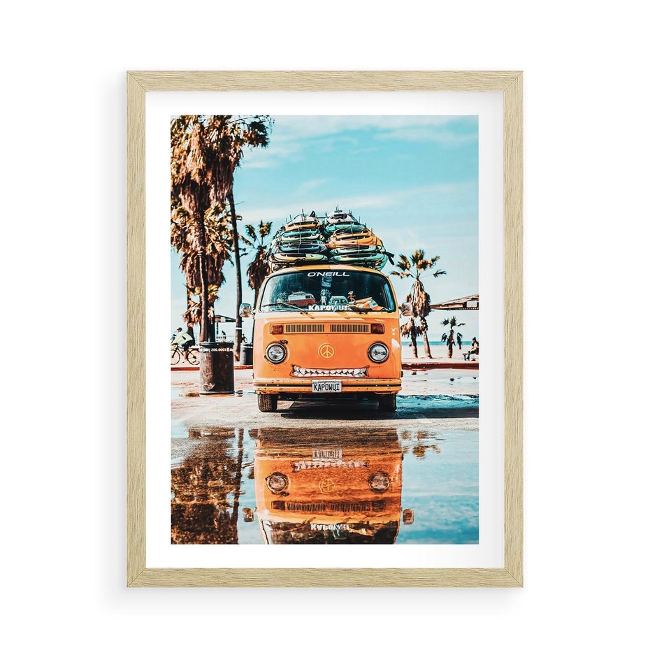 Plakat w ramie 50x70 - Wakacje na Kółkach - kamper, deski surfingowe na dachu - rama drewno