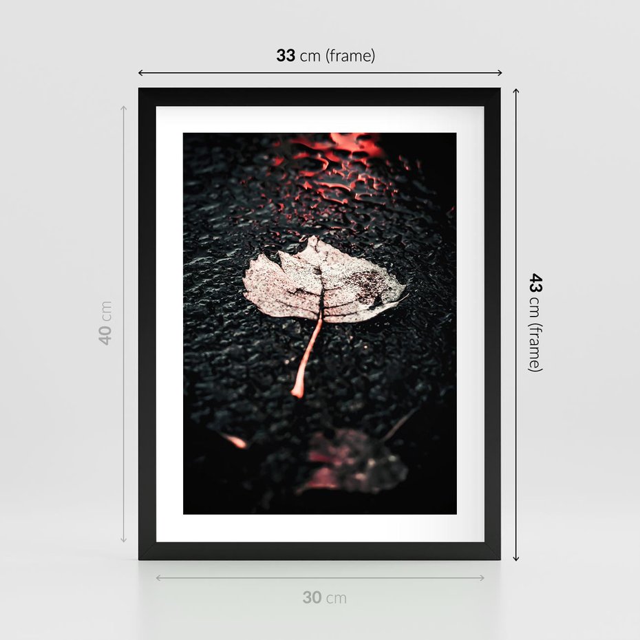 Plakat w ramie 30x40 - Jesień w Detalu: Liść na Mokrej Drodze - liść, jesień - rama czarna