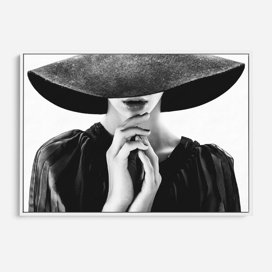 Obraz w ramie 100x70 - Czarna Elegancja - fotografia czarno biała, zbliżenie portret kobiety w czerni - rama biała