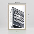 Plakat w ramie 50x70 - Architektura Przyszłości: Czarno-Białe Ujęcie - nowoczesna architektura, czarno białe zdjęcie - rama drewno