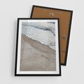 Plakat w ramie 50x70 - Brzeg Morza: Malownicza Plaża i Fale - morze, plaża - rama czarna