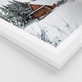 Plakat w ramie 30x40 - Ujęcie zimy w Górach - domek w górach w zimie, śnieg - rama biała