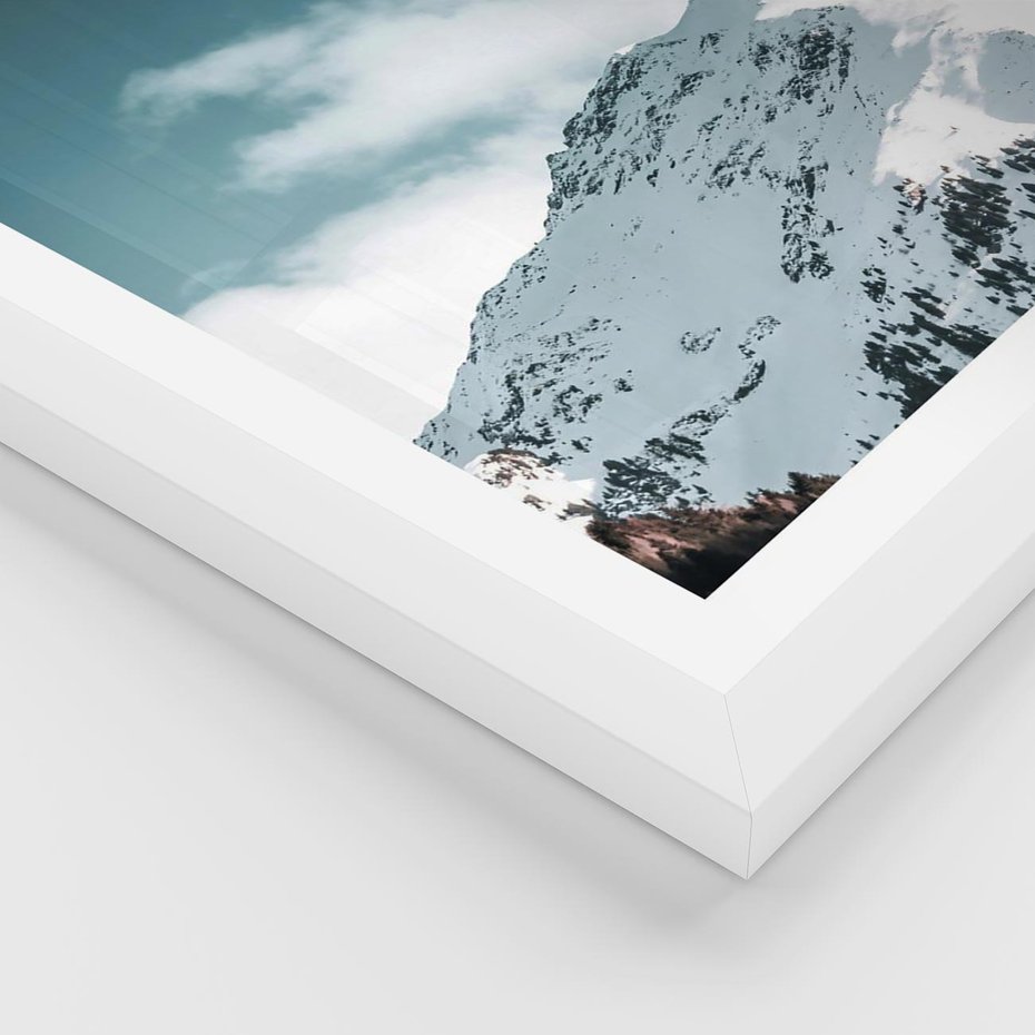 Plakat w ramie 40x50 - Nocna Magia w Górach - fotografia, śnieg - rama biała