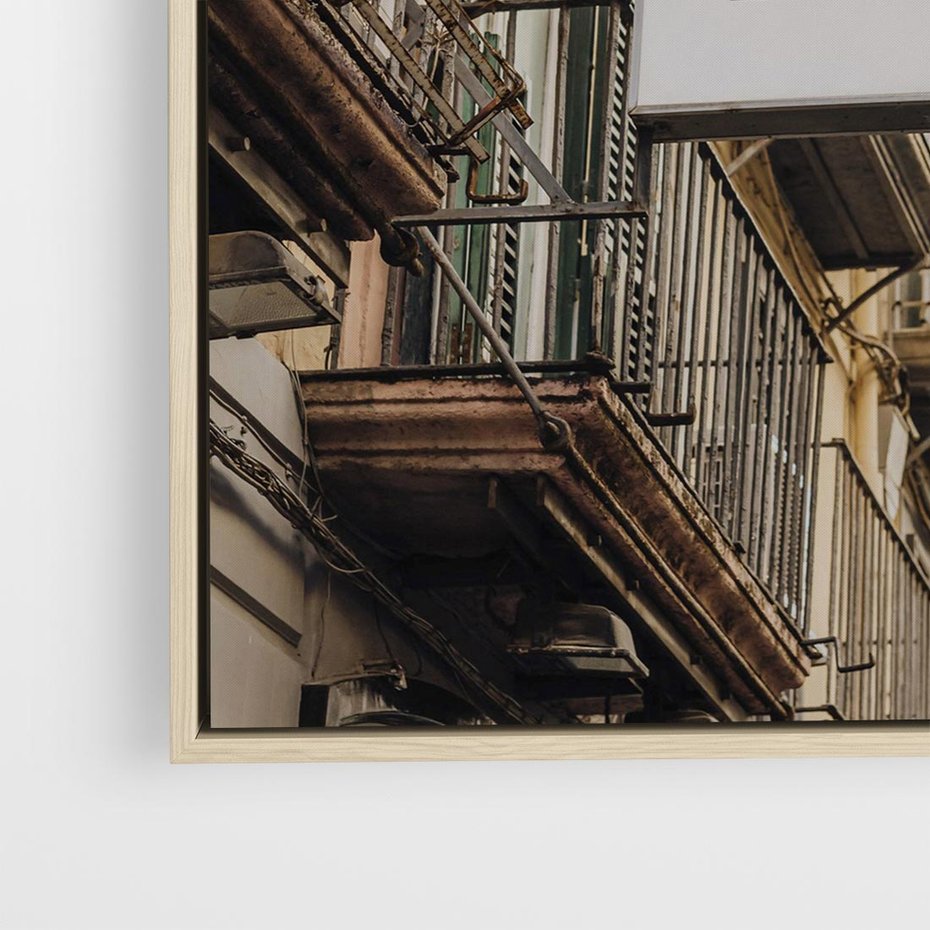 Obraz w ramie 80x80 - Magiczne Spacery - hotel, uliczka - rama drewno