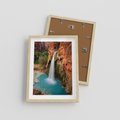 Plakat w ramie 30x40 - Wodospad wśród majestatycznych gór - wodospad, górski - rama drewno