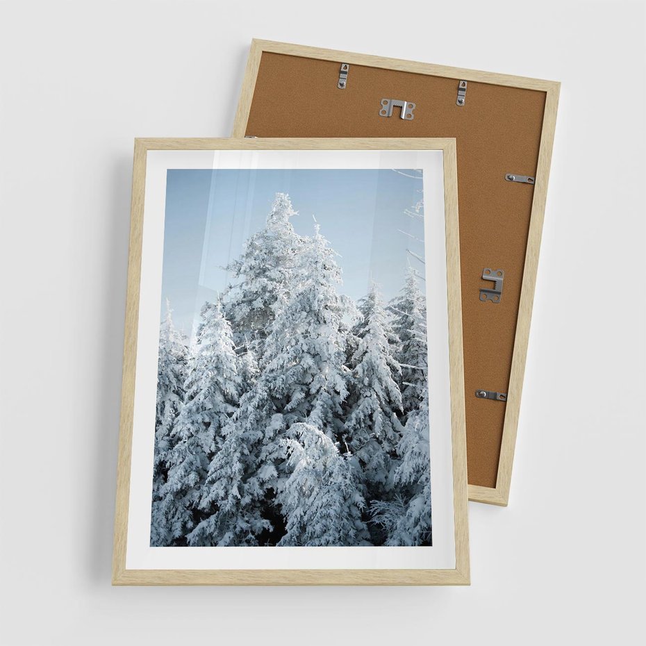 Plakat w ramie 50x70 - Magia Śnieżnych Drzew - zima, iglaste drzewa - rama drewno