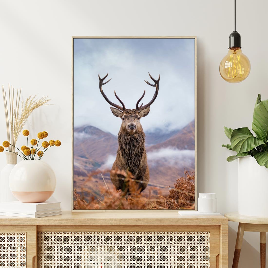 Obraz w ramie 50x70 - Jeleń w Uśpionym Krajobrazie - jeleń na tle gór, ośnieżone góry - rama drewno