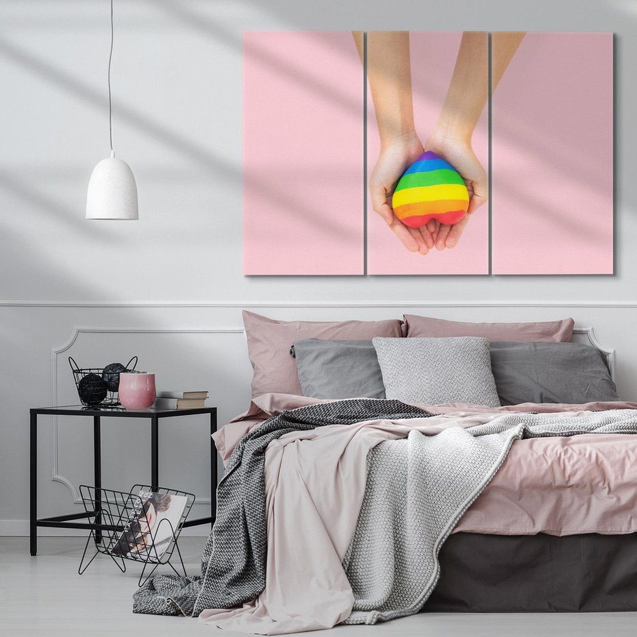 Obraz na płótnie 120x80 - Miłość na Dłoniach - zdjęcie, dłonie trzymają ulepione tęczowe serce