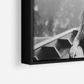 Obraz w ramie 70x50 - Księga mglistych marzeń - czarno biała fotografia, para zakochanych w łodzi - rama czarna