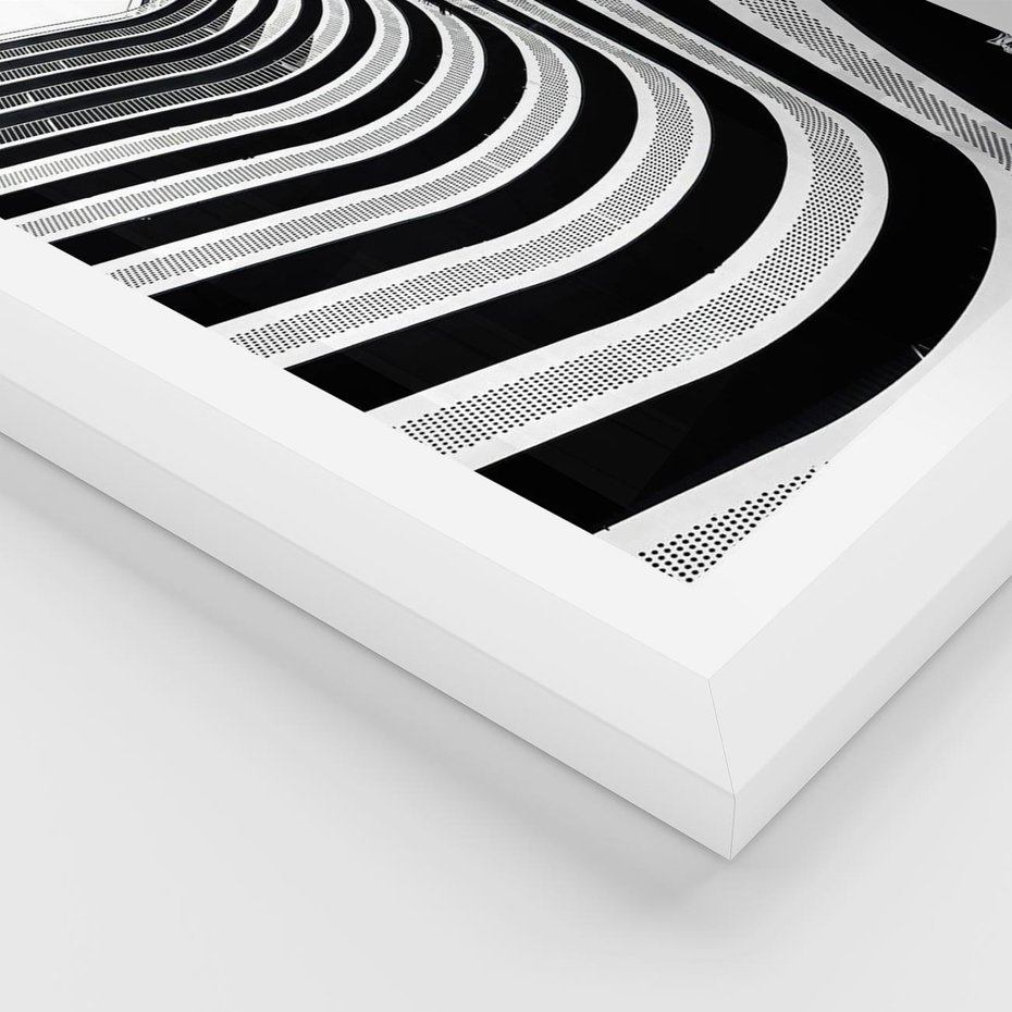 Plakat w ramie 50x70 - Nowoczesność w Monochromii - nowoczesna architektura, czarno białe zdjęcie - rama biała