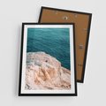 Plakat w ramie 50x70 - Klifowy Horyzont: Brzeg Morza - brzeg morza, klify - rama czarna