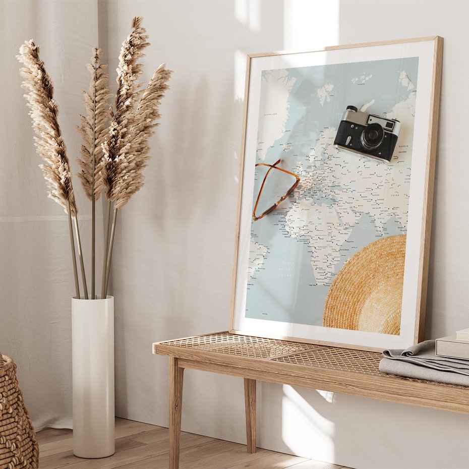 Plakat w ramie 30x40 - Świat w Kadrze - mapa, aparat - rama drewno