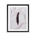 Plakat w ramie 40x50 - Prosta Elegancja - czarne pióro na białej pościeli, minimalizm - rama czarna