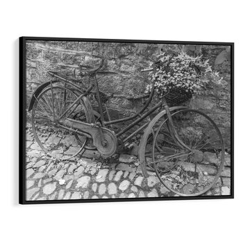 Obraz w ramie 70x50 - Zapomniany Urok - czarno biała fotografia, stary rower oparty o mur - rama czarna