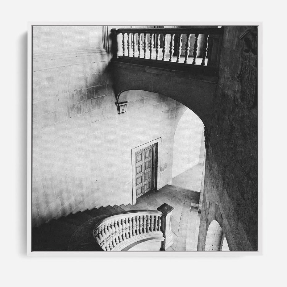 Obraz w ramie 50x50 - Po Schodach w Dół - czarno białą fotgrafia, zakręcone schody w starek kamienicy - rama biała