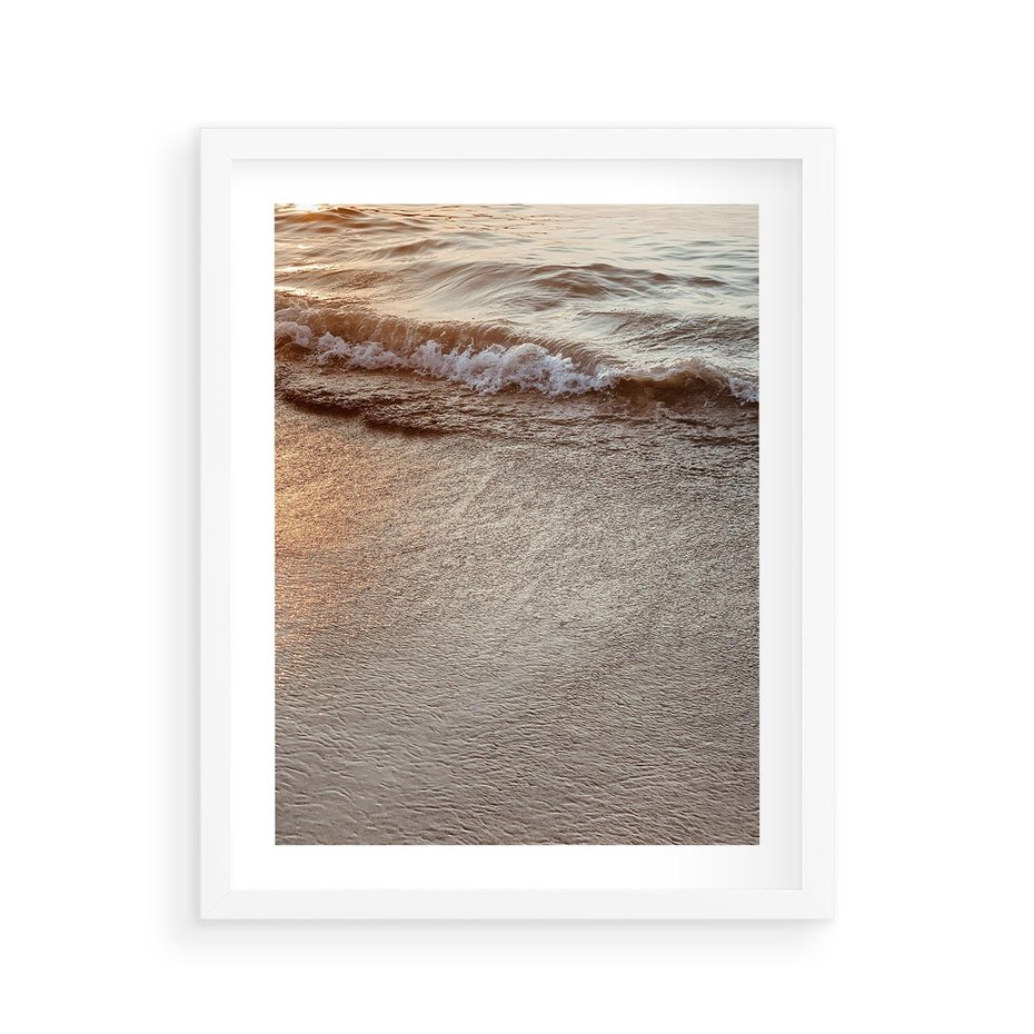 Plakat w ramie 40x50 - Spokój Morza: Fale na Plaży - fale, morze - rama biała