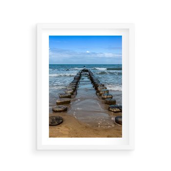 Plakat w ramie 50x70 - Falochron na brzegu morza - falochron, morze - rama biała