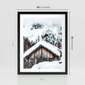 Plakat w ramie 40x50 - Domek w Górach w Białym Odcieniu - zima, domek w górach - rama czarna
