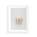 Plakat w ramie 30x40 - Delikatność w Bieli - białe ciateczka. makaroniki, minimalistyczne zdjęcie - rama biała