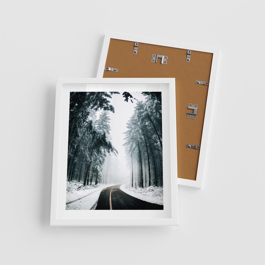Plakat w ramie 40x50 - Droga przez Zimowy Las - drzewa, śnieg - rama biała