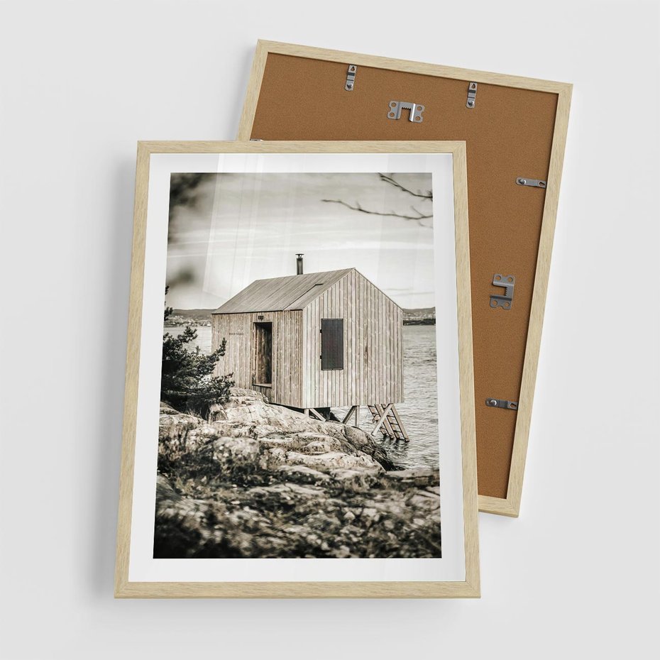 Plakat w ramie 50x70 - Nostalgiczna Oaza - rustykalny domek, domek nad jeziorem - rama drewno