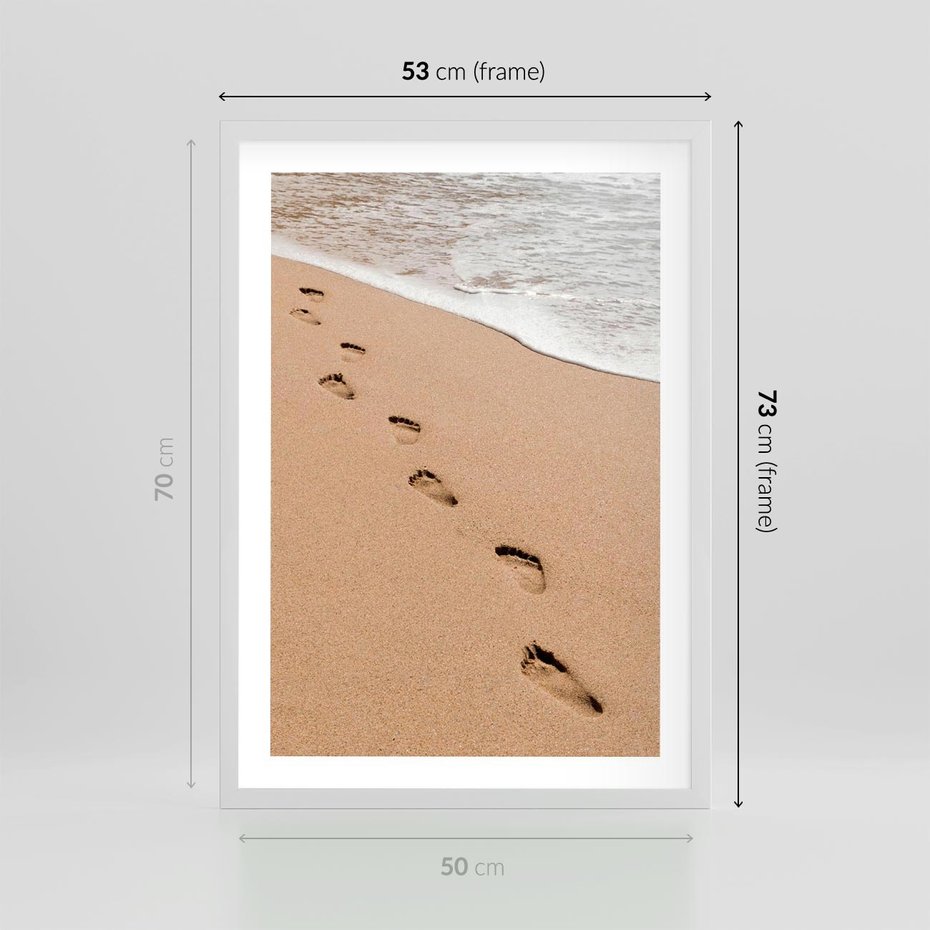 Plakat w ramie 50x70 - Ślady Stóp na Plaży: Spacer nad Morzem - plaża, ślady stóp na piasku - rama biała