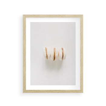 Plakat w ramie 30x40 - Delikatność w Bieli - białe ciateczka. makaroniki, minimalistyczne zdjęcie - rama drewno