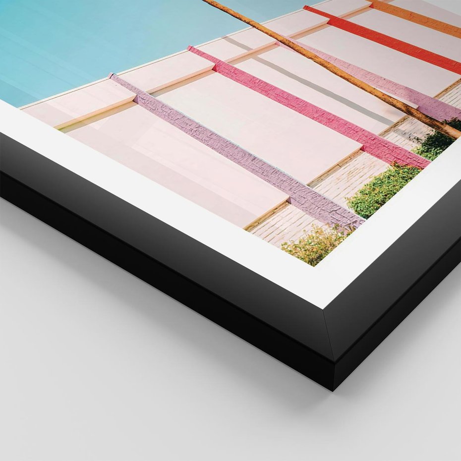 Plakat w ramie 50x70 - Tropikalny Kontrast - palma na tle błękitnego nieba, kolorowy mur - rama czarna