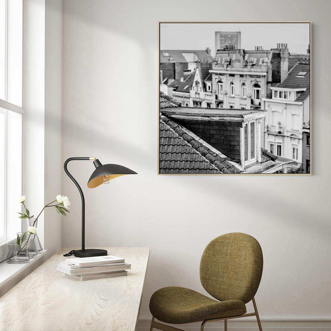 Obraz w ramie 80x80 - Miasto w Retro Odsłonie - fotografia czarno biała, ujęcie na dachy wielkiego miasta - rama drewno