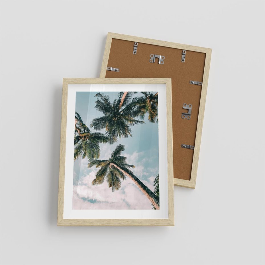Plakat w ramie 30x40 - Wzrok ku Niebu - palmy na tle nieba, ujęcie z dołu - rama drewno